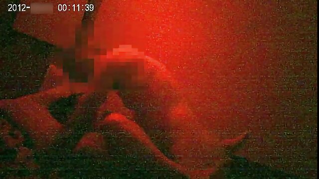 یکی از دوستان با دست او گربه دختر اپارات فیلم سکسی عربی را نوازش کرد و دومی دوست پسر او را به واژن زد