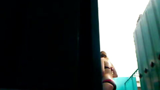 یک دختر تخت ژاپنی با سوراخهای پشمالو خروس دوست را می مکد فیلم سکس ترجمه عربی و به او غذا می دهد