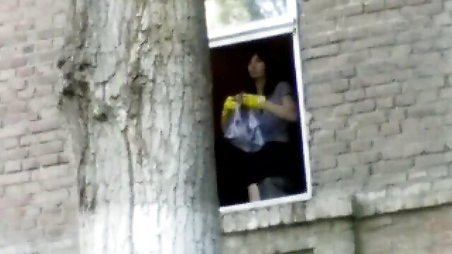 معشوقه با جوراب های سکس اماتور عربی مشکی برای ژاکت جوان با ژست سبک سگی مناسب ماندا است