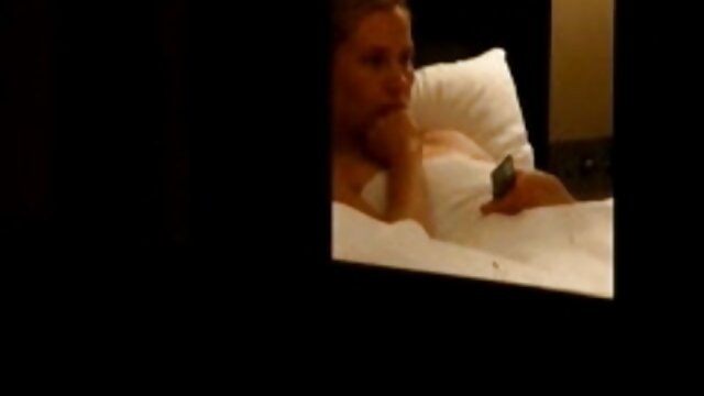 زنی سکس عربی فیلم که رابطه جنسی مقعدی دارد ، مقعدی کشیده نشان می دهد