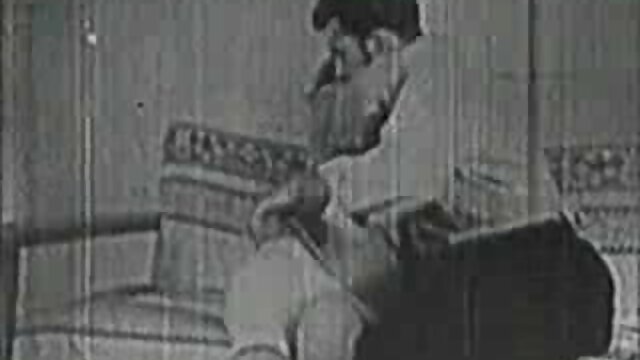 زوج های بزرگسال یک نکته را زیر شلنگ دوش قرار می دهند و یک مرد آب را در حمام روشن می فیلم کوتاه سکسی عربی کند