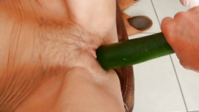 MILF چاق با جوانان بزرگ در جوراب ساق سکس سوپر عربی بلند او را با ویبراتور نوازش می کند