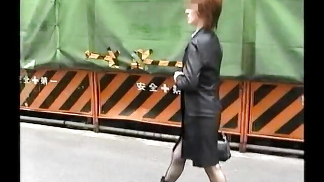 له شدن 18 ساله در جوراب های زیبا فیلم سکسی عربی خوشگل که اسباب بازی جنسی را هل می دهد روی فرش Manda نشسته است